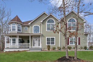 16 Gateway Ct in Hampton Bays, NY - Building Photo