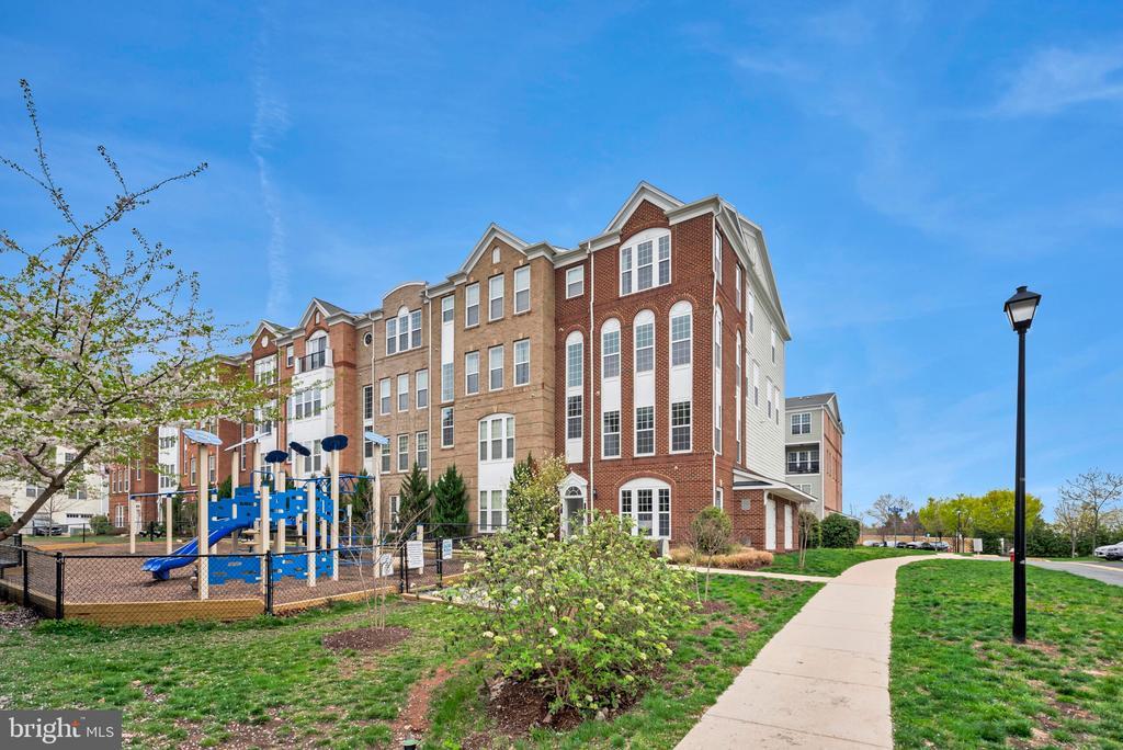 20661 Sibbald Square in Ashburn, VA - Building Photo