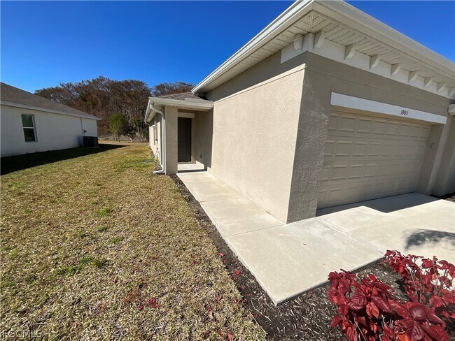 3905 Treasure Oak Wy in Ft. Myers, FL - Building Photo - Building Photo