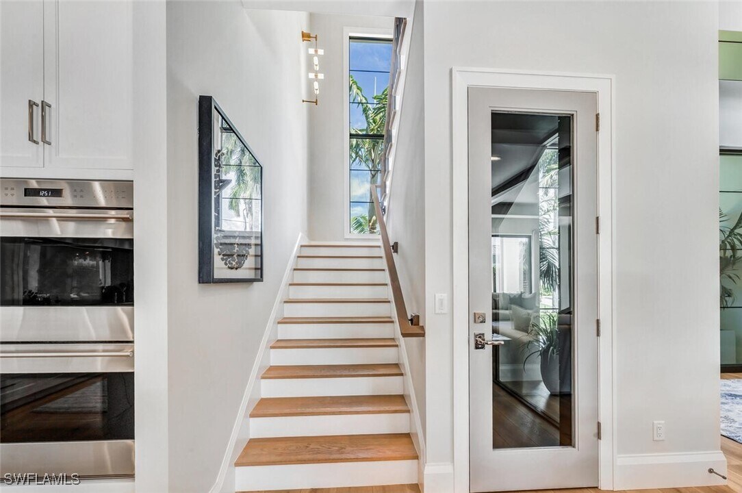 556 17th Ave S in Naples, FL - Building Photo