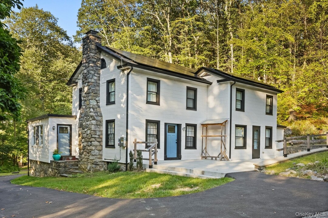 1302 NY-22 in Brewster, NY - Building Photo