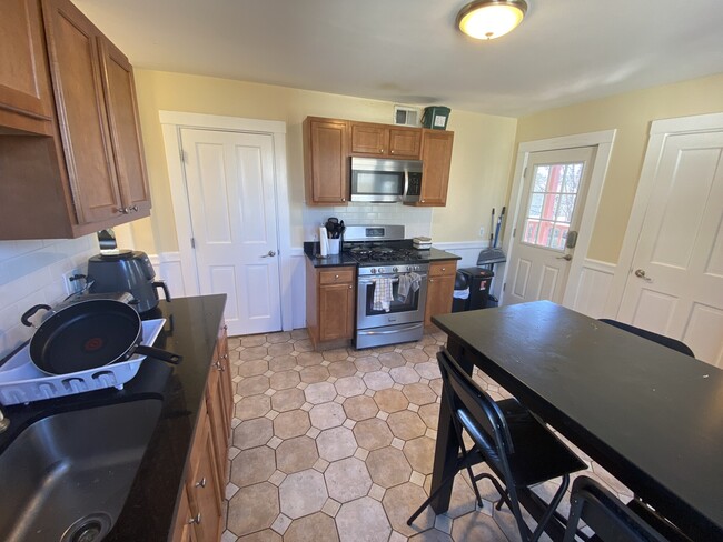 176 Elm St, Unit 1 in North Cambridge, MA - Foto de edificio - Building Photo