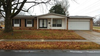 1605 Loveland Dr in Florissant, MO - Building Photo