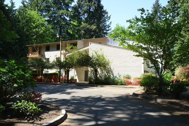 Hollyfield Village in Lake Oswego, OR - Foto de edificio - Building Photo