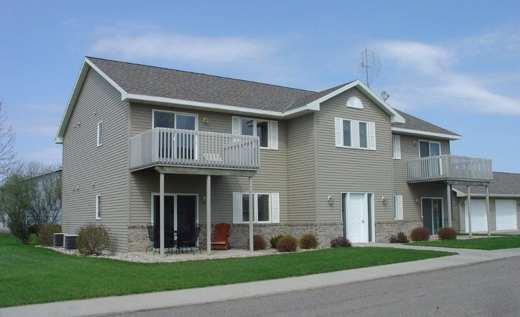 1916 Haughton Ave, Unit 4 in North Mankato, MN - Foto de edificio