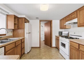 949 Benhill Rd, Unit #B in St. Paul, MN - Building Photo - Building Photo