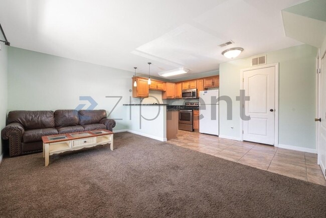 221 Westlake Dr in San Marcos, CA - Foto de edificio - Building Photo