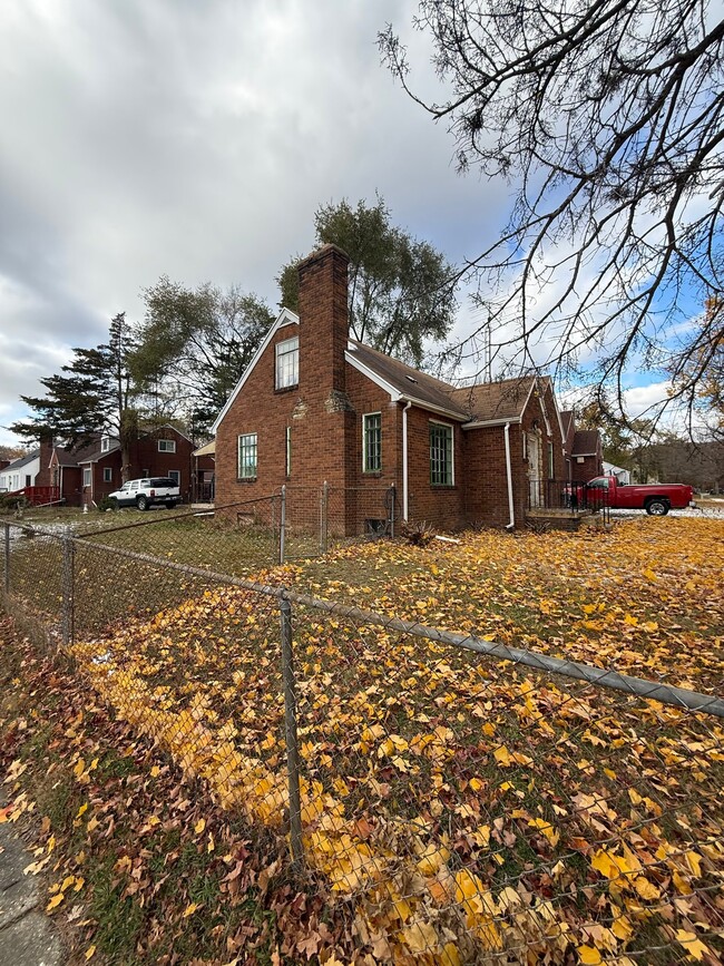 property at 3101 Iroquois Ave