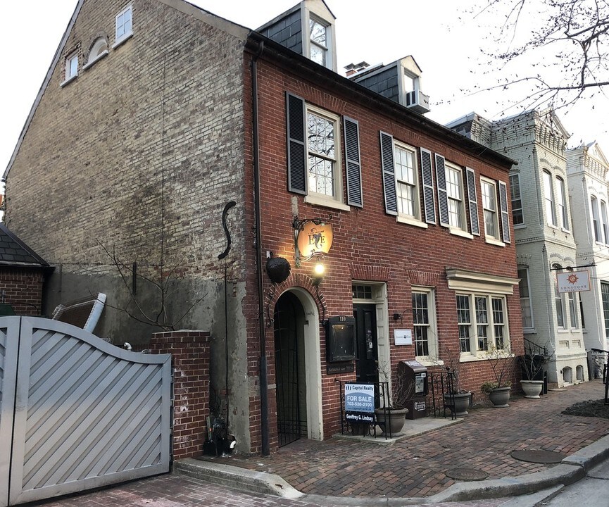 110 S Pitt St in Alexandria, VA - Building Photo
