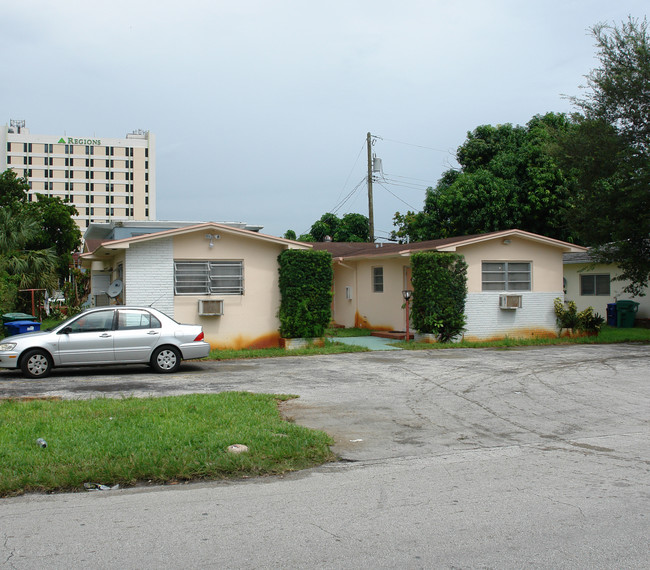 631 NE 165th St in Miami, FL - Building Photo - Building Photo