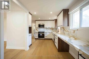 15 Shademaster Ct in Toronto, ON - Building Photo