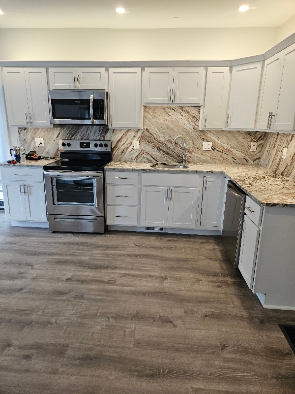 15 Warsaw Ave in Manchester, NH - Foto de edificio - Building Photo