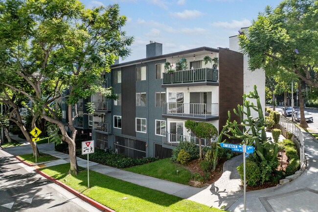 8300 De Longpre in West Hollywood, CA - Building Photo - Building Photo