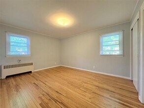 49 E Hawthorne Ave in Valley Stream, NY - Building Photo - Building Photo