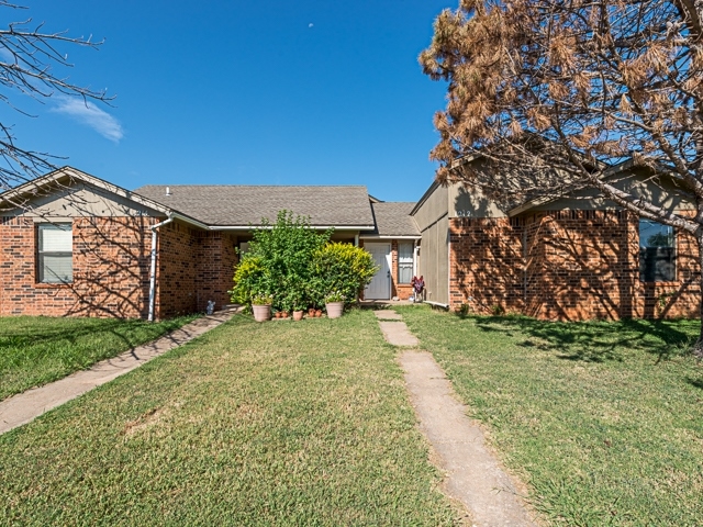 1218 Clearwater Dr in Norman, OK - Building Photo