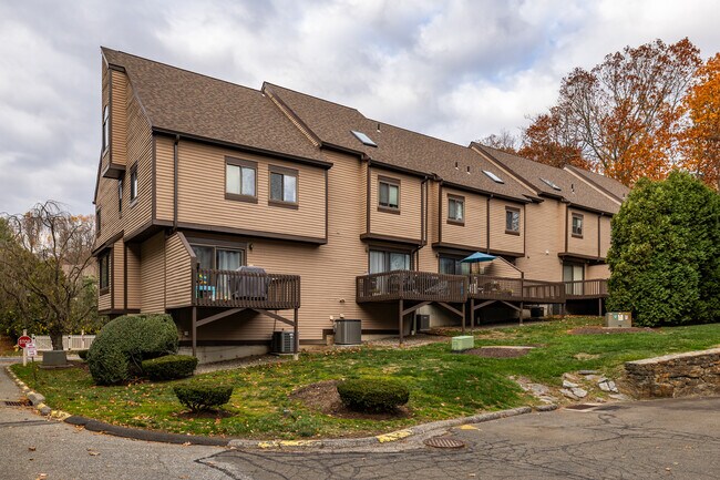 Thirty Four West in Derby, CT - Foto de edificio - Building Photo