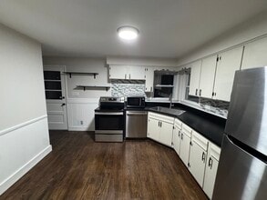 7903 Canna Dr in Louisville, KY - Foto de edificio - Building Photo