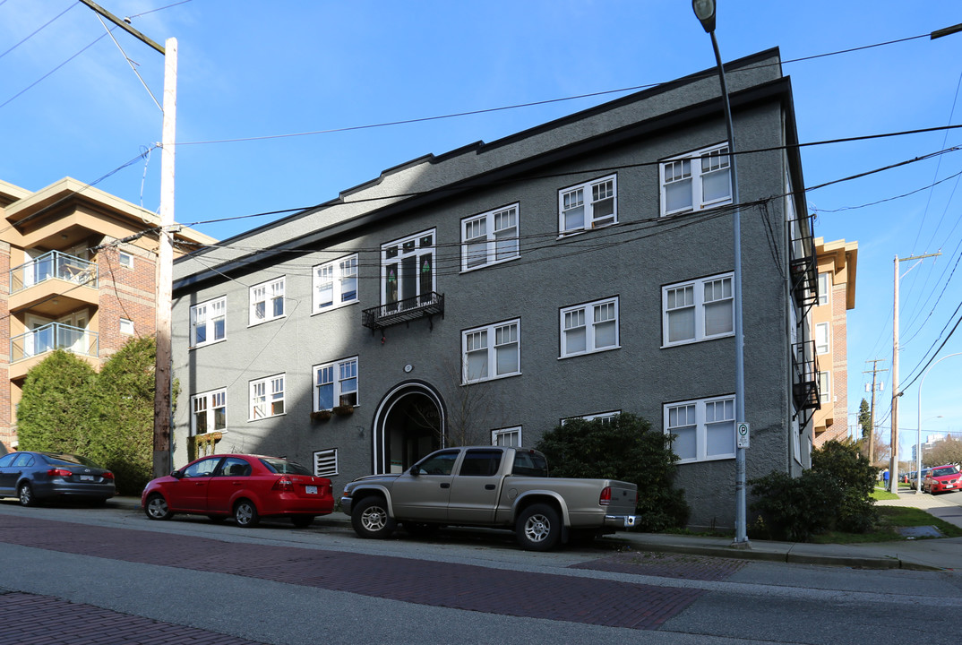 53 4th St in New Westminster, BC - Building Photo