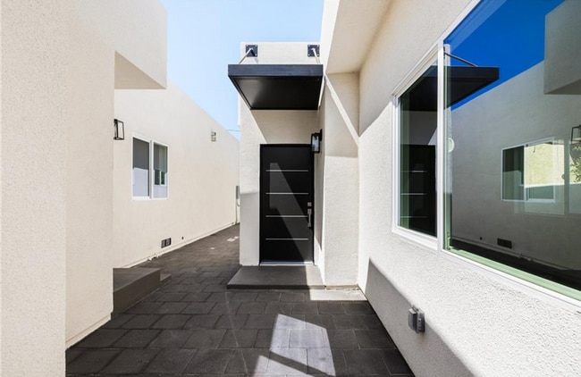 property at 947 W Magnolia St