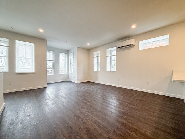 67 Perrin St, Unit 1 in Boston, MA - Foto de edificio - Building Photo