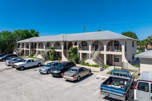 4240 Gulfstream Dr in Naples, FL - Building Photo