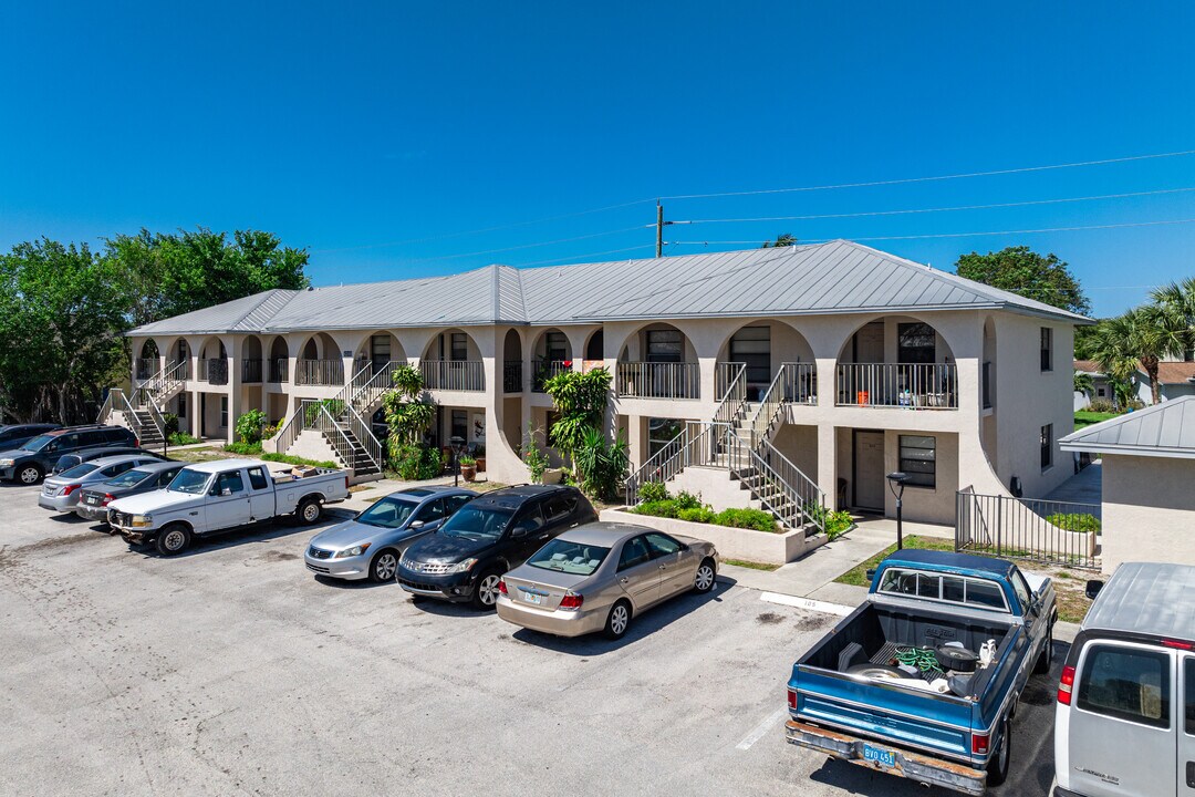 4240 Gulfstream Dr in Naples, FL - Building Photo