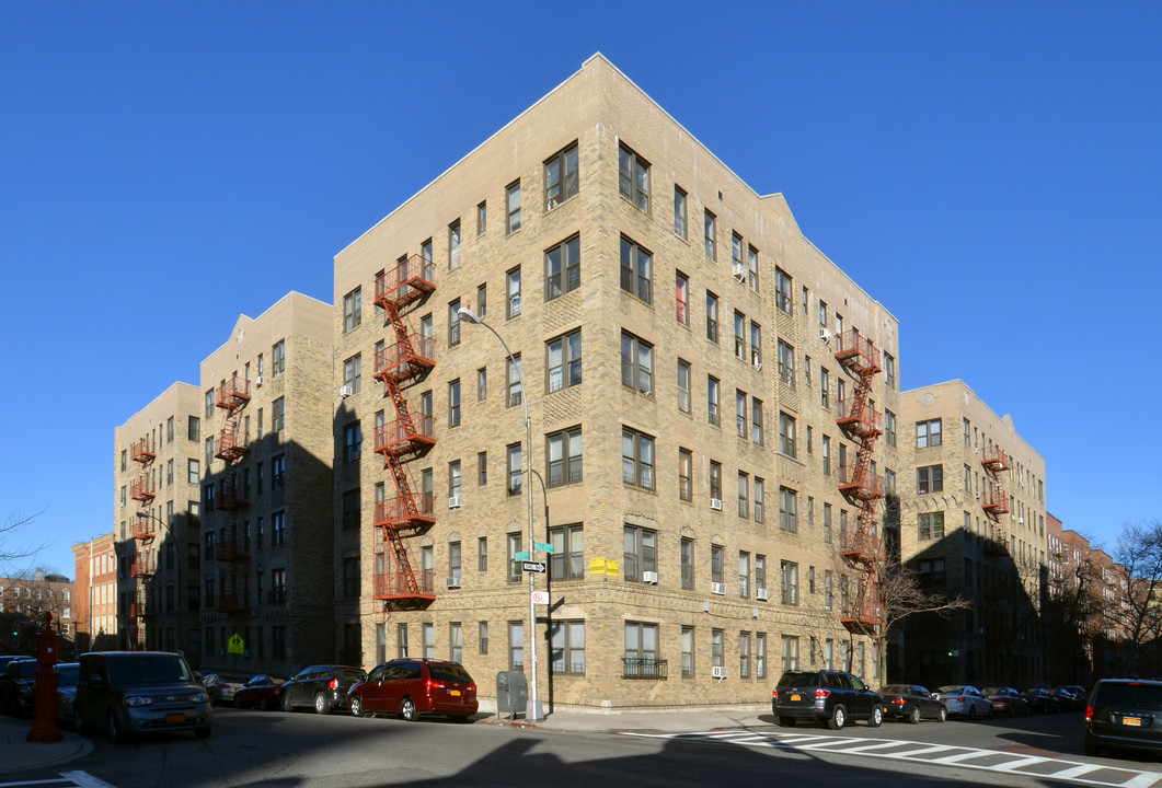 2075 Wallace Ave in Bronx, NY - Building Photo