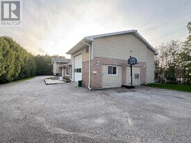 66 Metro Rd N in Georgina, ON - Building Photo