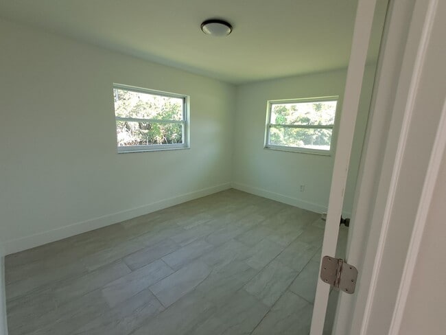 1042-1056 Old Bridge Road, Unit 1056 Old Bridge Road in North Fort Myers, FL - Foto de edificio - Building Photo