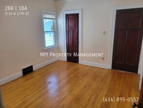 3718 N 17th St in Milwaukee, WI - Foto de edificio - Building Photo