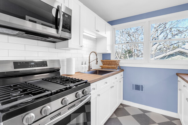 1050 Tilden St NW, Unit A in Atlanta, GA - Building Photo - Building Photo