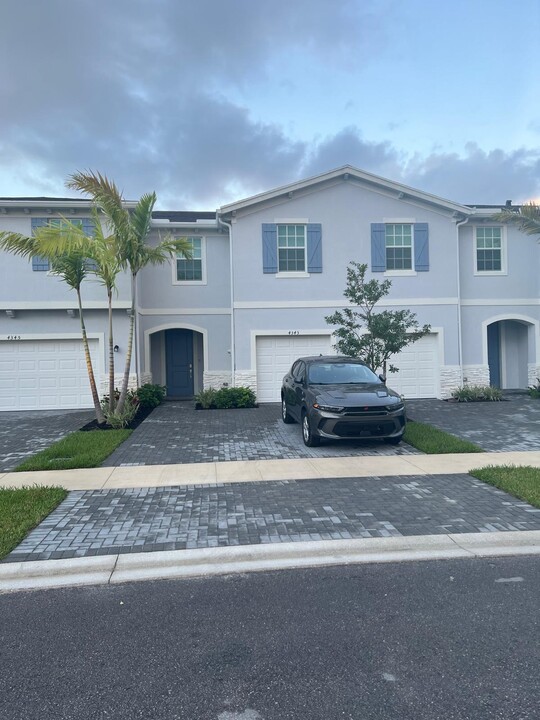 4343 Pond Lily Ln in Greenacres, FL - Foto de edificio