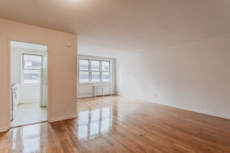 40 Barker Avenue in White Plains, NY - Building Photo - Interior Photo