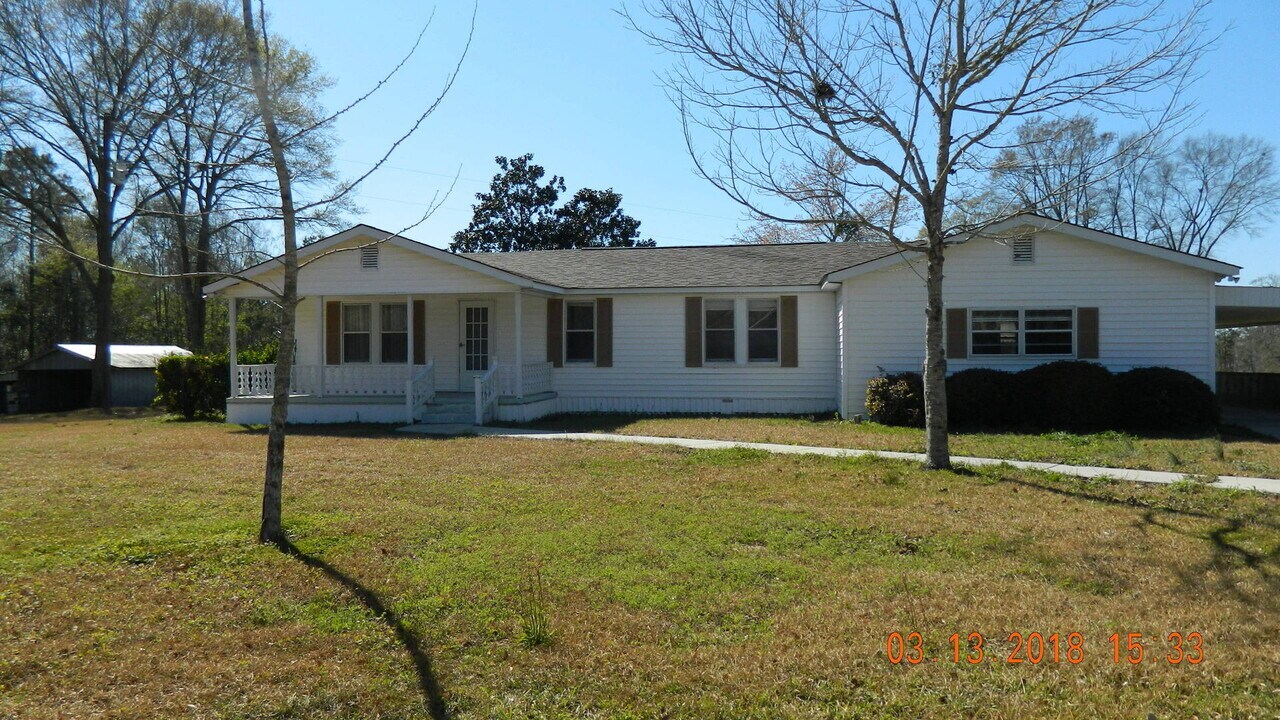 1517 Canterbury Rd in Honoraville, AL - Building Photo