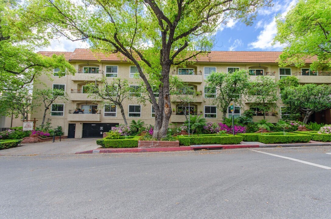 1203 N Sweetzer Ave in West Hollywood, CA - Building Photo