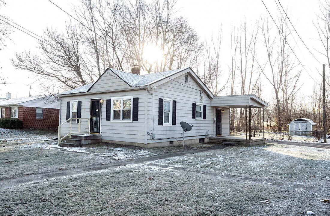 1615 E Southport Rd in Indianapolis, IN - Building Photo