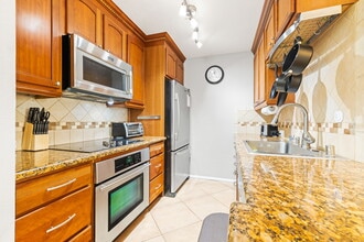 6171 Rancho Mission Rd in San Diego, CA - Foto de edificio - Building Photo