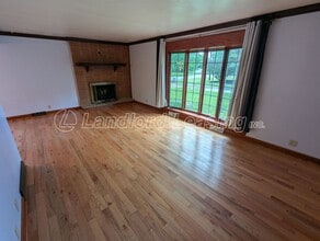 17630 W River Rd in Columbia Station, OH - Building Photo - Building Photo