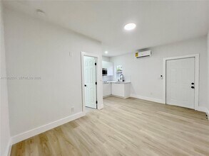 2480 NW 96th St in Miami, FL - Foto de edificio - Building Photo