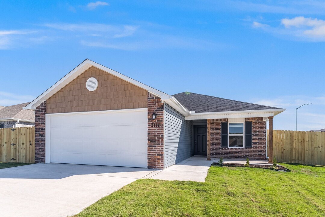 2111 E Annette Dr in Siloam Springs, AR - Building Photo