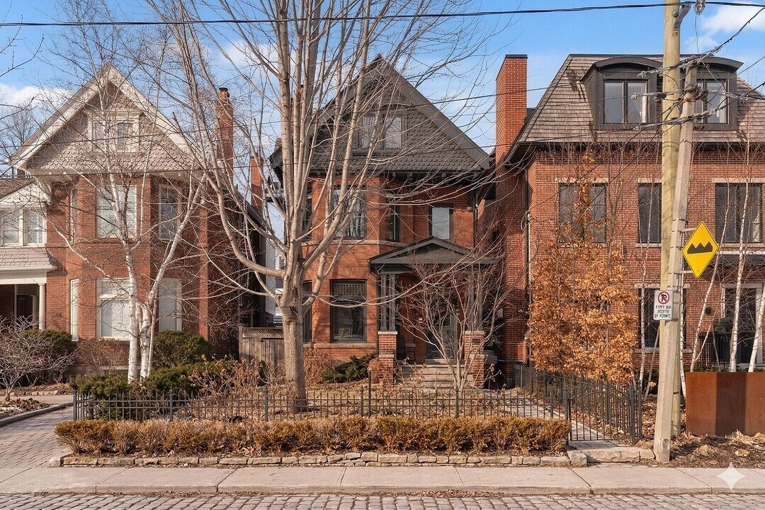 134 Roxborough St W in Toronto, ON - Building Photo