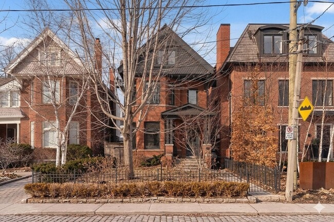 property at 134 Roxborough St W