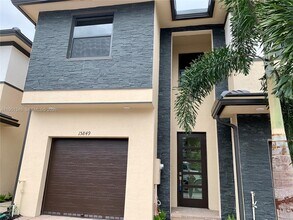 15849 NW 91st Ct in Miami Lakes, FL - Building Photo - Building Photo