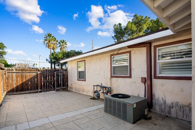 23040 Saticoy St in Canoga Park, CA - Foto de edificio - Building Photo