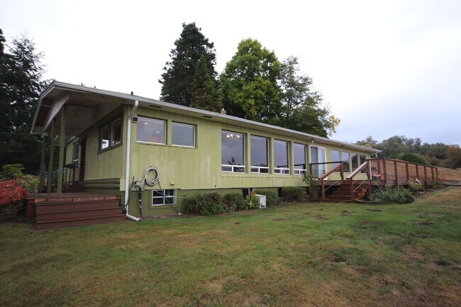 1002 Browns Point Blvd NE in Tacoma, WA - Building Photo - Building Photo