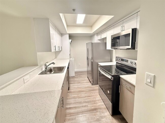 18335 NW 68th Ave, Unit 255-201 in Hialeah, FL - Building Photo - Building Photo