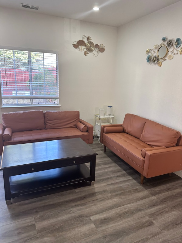 33620 8th St in Union City, CA - Foto de edificio - Building Photo