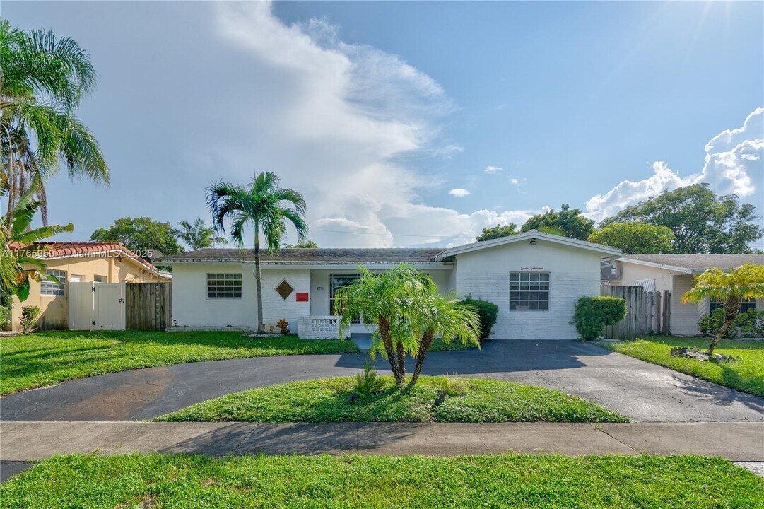 714 S Rainbow Dr in Hollywood, FL - Building Photo