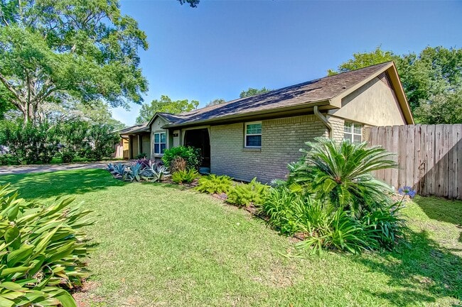 9638 Meadowglen Ln in Houston, TX - Building Photo - Building Photo
