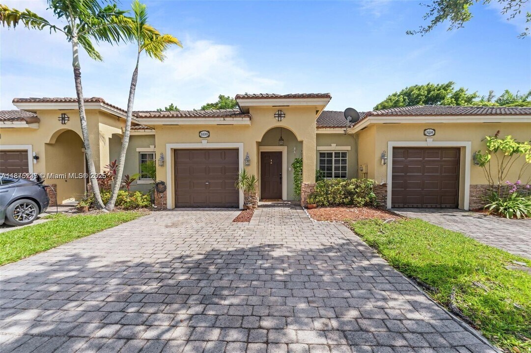 3220 NE 11th Dr in Homestead, FL - Foto de edificio
